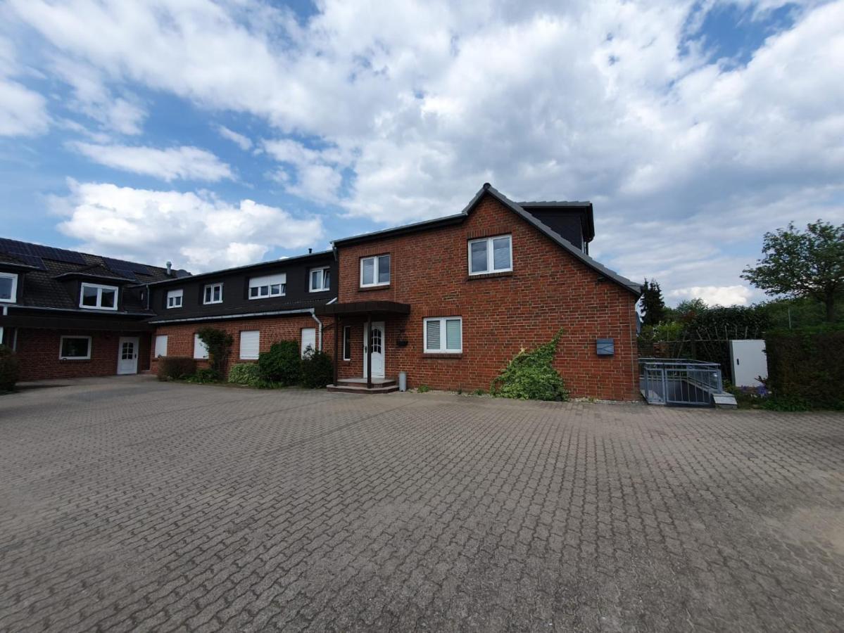 Neumuehler Hof- Ferienwohnung "Benjamin" Mit Grosser Privater Dachterasse Und Guter Anbindung In Die City Schwerin  Dış mekan fotoğraf