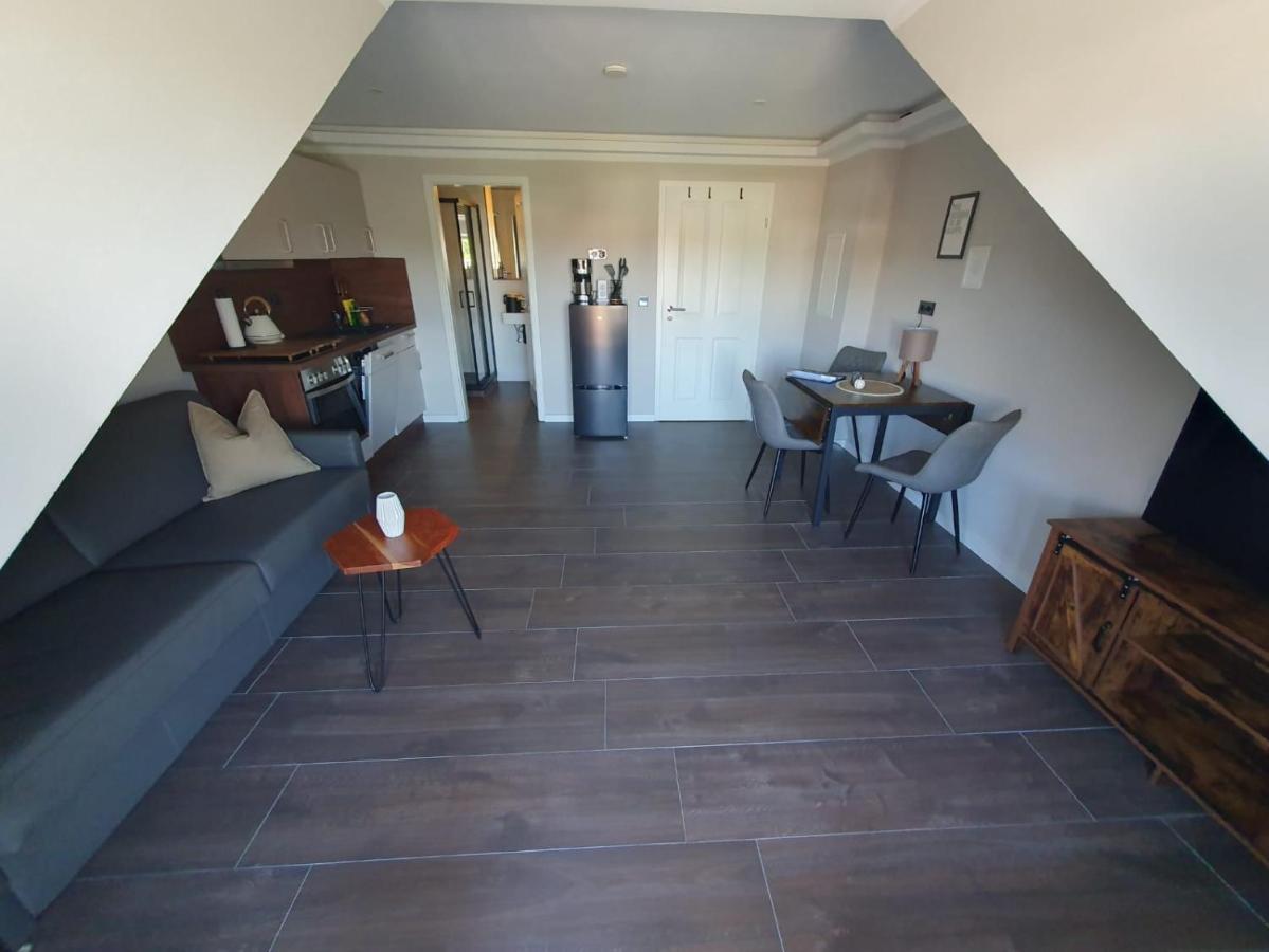 Neumuehler Hof- Ferienwohnung "Benjamin" Mit Grosser Privater Dachterasse Und Guter Anbindung In Die City Schwerin  Dış mekan fotoğraf