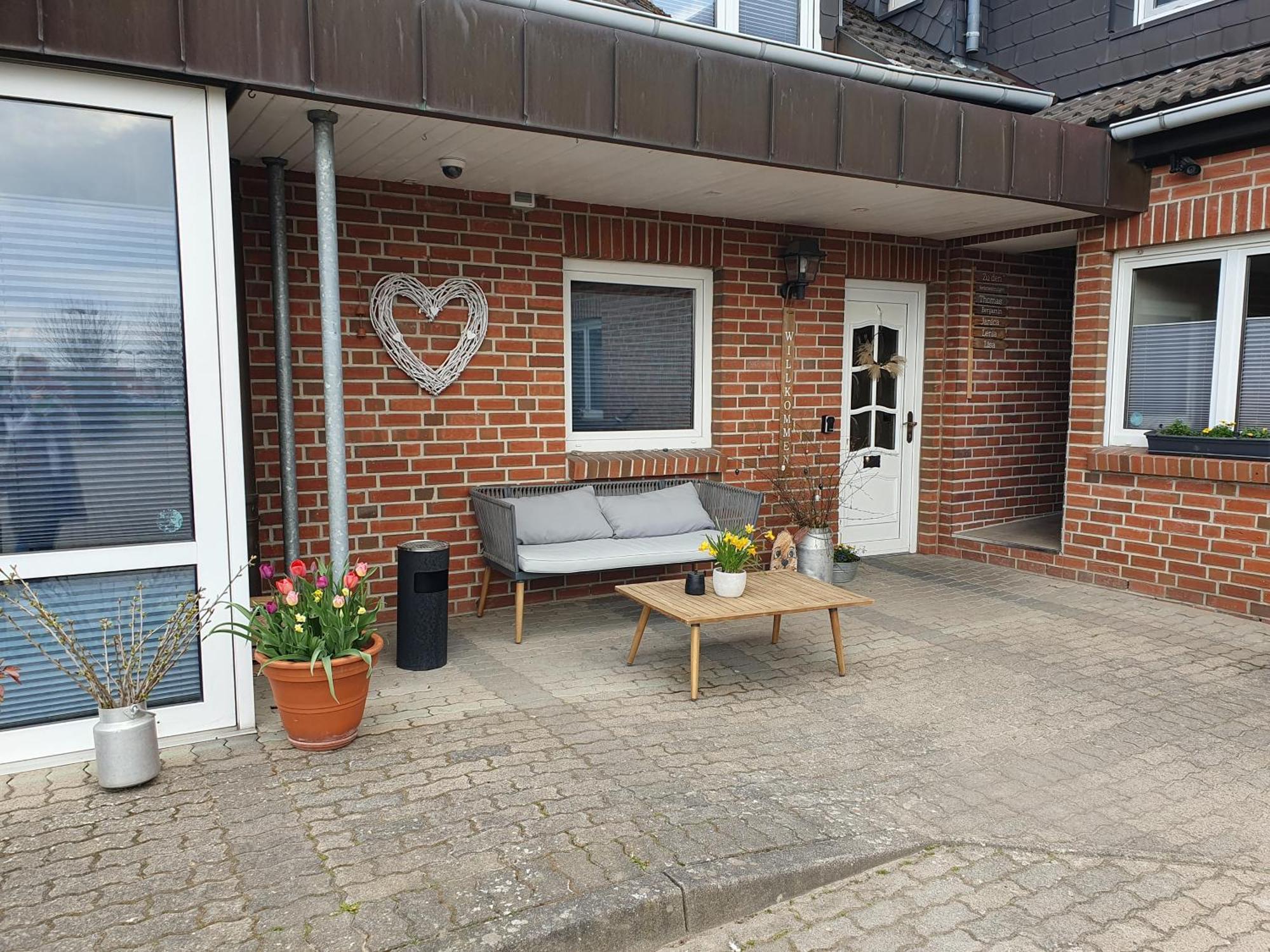 Neumuehler Hof- Ferienwohnung "Benjamin" Mit Grosser Privater Dachterasse Und Guter Anbindung In Die City Schwerin  Dış mekan fotoğraf